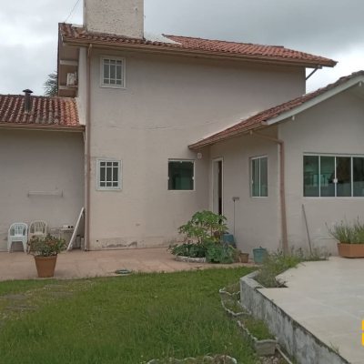 Casa Residencial com 232m², 2 quartos (sendo 1 suíte), 7 garagens, no bairro Lagoa de Conceição em Florianópolis