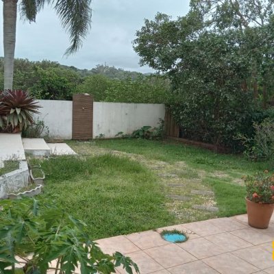 Casa Residencial com 232m², 2 quartos (sendo 1 suíte), 7 garagens, no bairro Lagoa de Conceição em Florianópolis