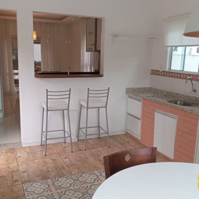 Casa Residencial com 232m², 2 quartos (sendo 1 suíte), 7 garagens, no bairro Lagoa de Conceição em Florianópolis