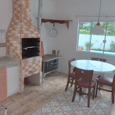 Casa Residencial com 232m², 2 quartos (sendo 1 suíte), 7 garagens, no bairro Lagoa de Conceição em Florianópolis