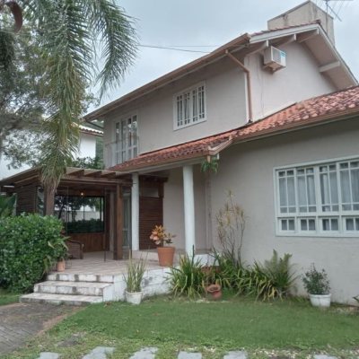 Casa Residencial com 232m², 2 quartos (sendo 1 suíte), 7 garagens, no bairro Lagoa de Conceição em Florianópolis