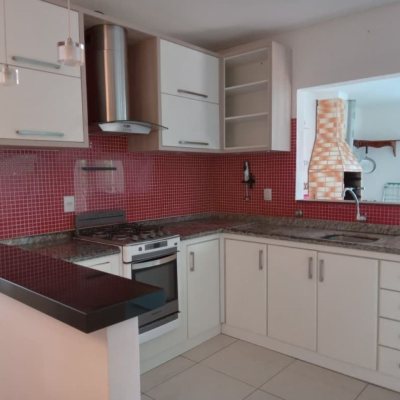 Casa Residencial com 232m², 2 quartos (sendo 1 suíte), 7 garagens, no bairro Lagoa de Conceição em Florianópolis