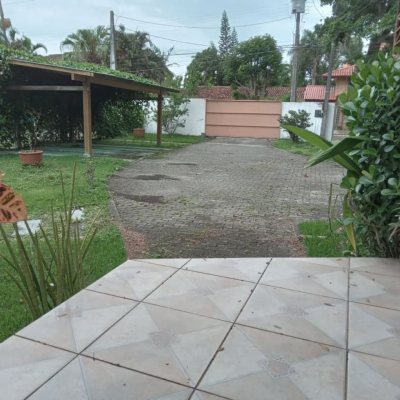 Casa Residencial com 232m², 2 quartos (sendo 1 suíte), 7 garagens, no bairro Lagoa de Conceição em Florianópolis