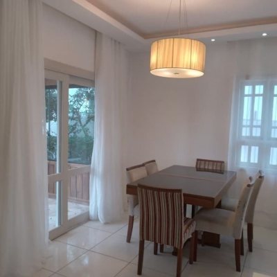 Casa Residencial com 232m², 2 quartos (sendo 1 suíte), 7 garagens, no bairro Lagoa de Conceição em Florianópolis