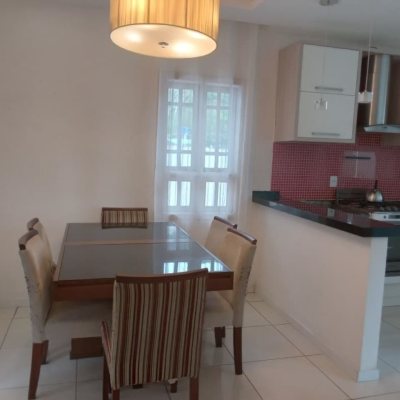 Casa Residencial com 232m², 2 quartos (sendo 1 suíte), 7 garagens, no bairro Lagoa de Conceição em Florianópolis