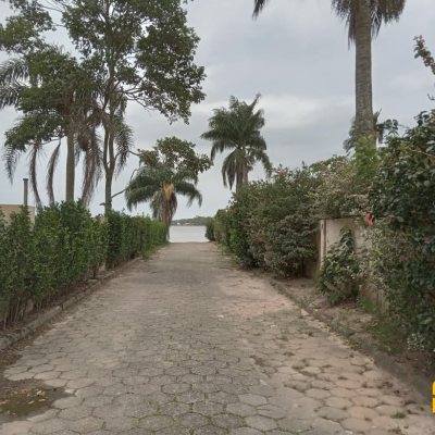 Casa Residencial com 232m², 2 quartos (sendo 1 suíte), 7 garagens, no bairro Lagoa de Conceição em Florianópolis