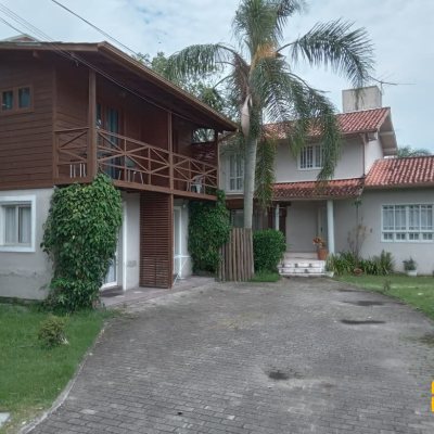 Casa Residencial com 232m², 2 quartos (sendo 1 suíte), 7 garagens, no bairro Lagoa de Conceição em Florianópolis