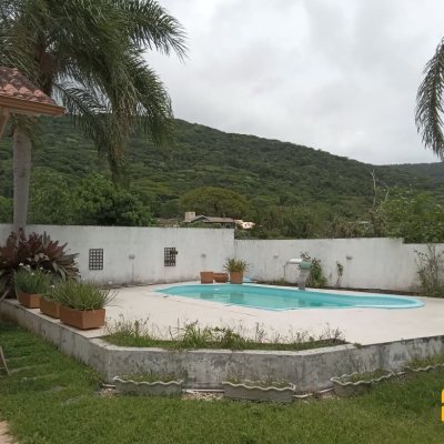 Casa Residencial com 232m², 2 quartos (sendo 1 suíte), 7 garagens, no bairro Lagoa de Conceição em Florianópolis