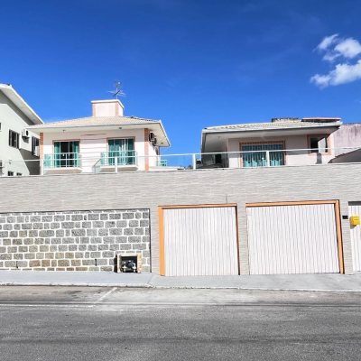 Casa Residencial com 325m², 3 quartos, 4 garagens, no bairro Jardim Cidade De Florianópolis em São José