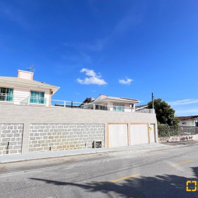 Casa Residencial com 325m², 3 quartos, 4 garagens, no bairro Jardim Cidade De Florianópolis em São José