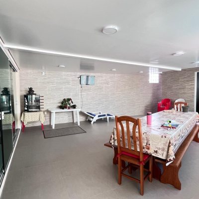 Casa Residencial com 325m², 3 quartos, 4 garagens, no bairro Jardim Cidade De Florianópolis em São José