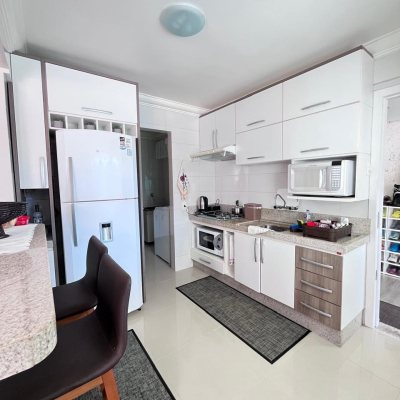 Casa Residencial com 325m², 3 quartos, 4 garagens, no bairro Jardim Cidade De Florianópolis em São José