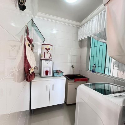 Casa Residencial com 325m², 3 quartos, 4 garagens, no bairro Jardim Cidade De Florianópolis em São José