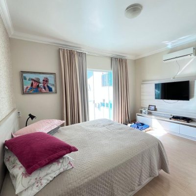 Casa Residencial com 325m², 3 quartos, 4 garagens, no bairro Jardim Cidade De Florianópolis em São José