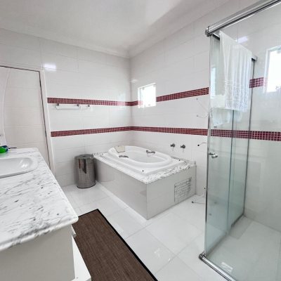 Casa Residencial com 325m², 3 quartos, 4 garagens, no bairro Jardim Cidade De Florianópolis em São José