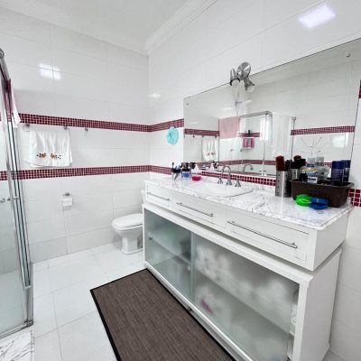 Casa Residencial com 325m², 3 quartos, 4 garagens, no bairro Jardim Cidade De Florianópolis em São José