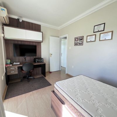 Casa Residencial com 325m², 3 quartos, 4 garagens, no bairro Jardim Cidade De Florianópolis em São José