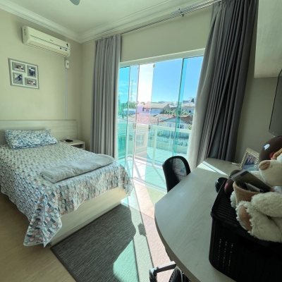 Casa Residencial com 325m², 3 quartos, 4 garagens, no bairro Jardim Cidade De Florianópolis em São José