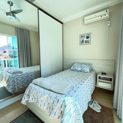 Casa Residencial com 325m², 3 quartos, 4 garagens, no bairro Jardim Cidade De Florianópolis em São José