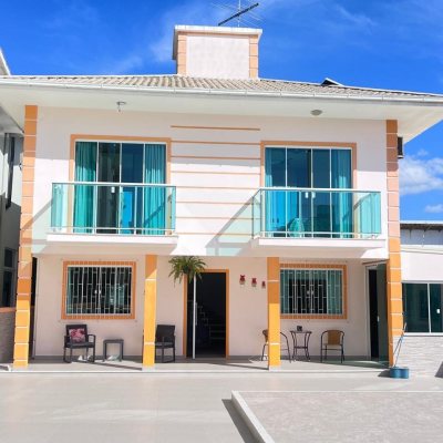 Casa Residencial com 325m², 3 quartos, 4 garagens, no bairro Jardim Cidade De Florianópolis em São José