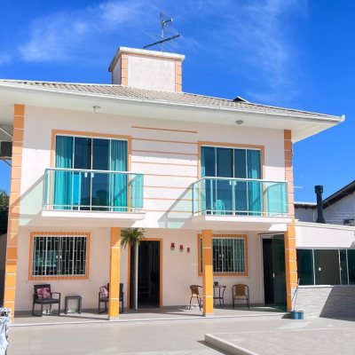 Casa Residencial com 325m², 3 quartos, 4 garagens, no bairro Jardim Cidade De Florianópolis em São José