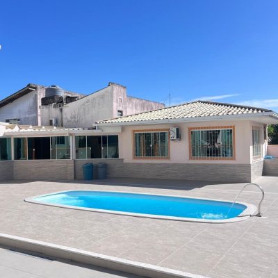 Casa Residencial com 325m², 3 quartos, 4 garagens, no bairro Jardim Cidade De Florianópolis em São José