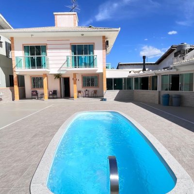 Casa Residencial com 325m², 3 quartos, 4 garagens, no bairro Jardim Cidade De Florianópolis em São José