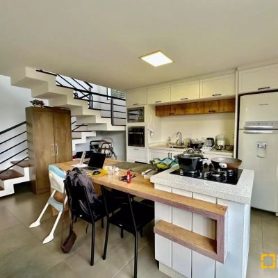 Apartamentos com 90m², 3 quartos (sendo 1 suíte), 2 garagens, no bairro Coqueiros em Florianópolis