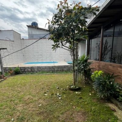 Casa Residencial com 240m², 4 quartos, 1 suíte, 2 garagens, no bairro Ponte Do Imaruim em Palhoça