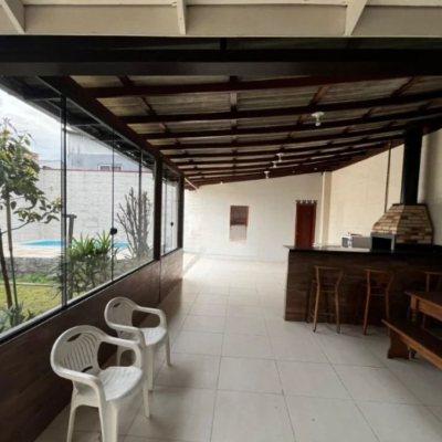 Casa Residencial com 240m², 4 quartos, 1 suíte, 2 garagens, no bairro Ponte Do Imaruim em Palhoça