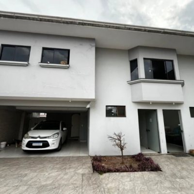 Casa Residencial com 240m², 4 quartos, 1 suíte, 2 garagens, no bairro Ponte Do Imaruim em Palhoça