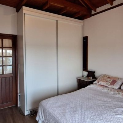 Casa Residencial com 310m², 4 quartos, 1 suíte, 4 garagens, no bairro Campeche em Florianópolis