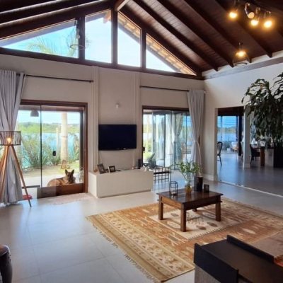 Casa Residencial com 310m², 4 quartos, 1 suíte, 4 garagens, no bairro Campeche em Florianópolis