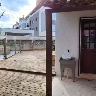 Casa Residencial com 310m², 4 quartos, 1 suíte, 4 garagens, no bairro Campeche em Florianópolis