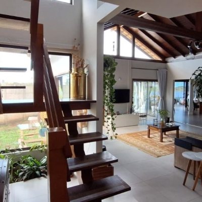Casa Residencial com 310m², 4 quartos, 1 suíte, 4 garagens, no bairro Campeche em Florianópolis