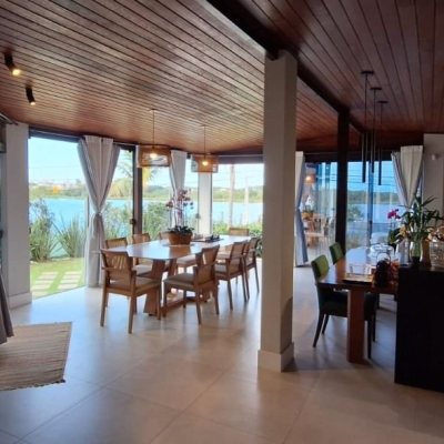 Casa Residencial com 310m², 4 quartos, 1 suíte, 4 garagens, no bairro Campeche em Florianópolis