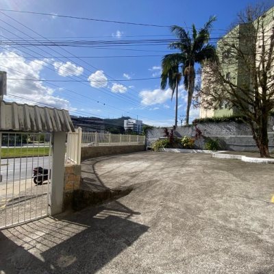 Apartamentos com 39m², 1 quarto, 1 garagem, no bairro Carvoeira em Florianópolis