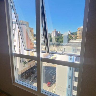 Sala com 42m², 2 garagens, no bairro Itacorubi em Florianópolis