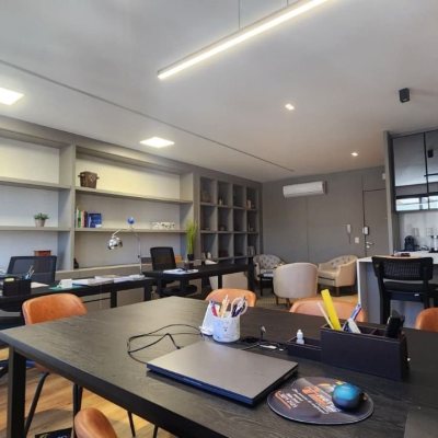 Sala com 42m², 2 garagens, no bairro Itacorubi em Florianópolis