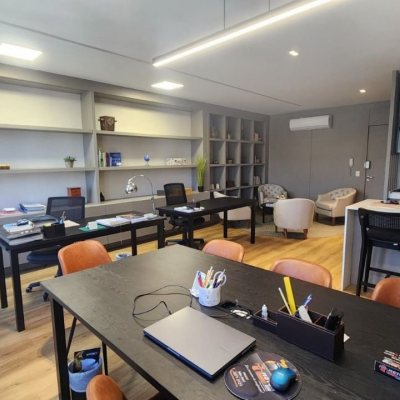 Sala com 42m², 2 garagens, no bairro Itacorubi em Florianópolis