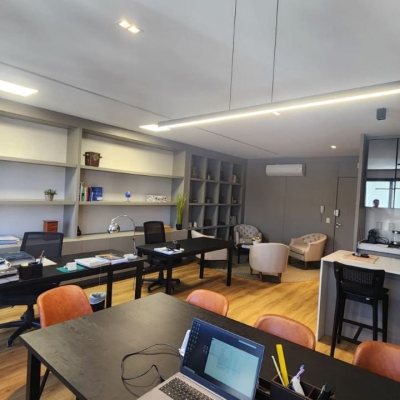 Sala com 42m², 2 garagens, no bairro Itacorubi em Florianópolis