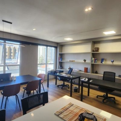 Sala com 42m², 2 garagens, no bairro Itacorubi em Florianópolis