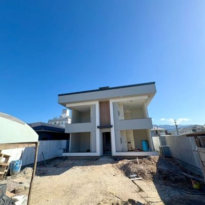 Sobrado Residencial com 91m², 2 quartos, 1 suíte, 1 garagem, no bairro Nova Palhoça em Palhoça