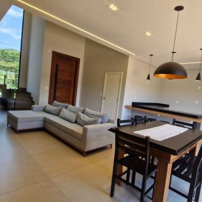 Casa em Condomínio com 228m², 3 quartos, 1 suíte, 2 garagens, no bairro Vargem Grande em Floranópolis