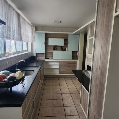 Apartamentos com 226m², 4 quartos, 1 suíte, 2 garagens, no bairro Agronômica em Florianópolis
