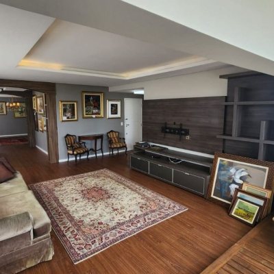 Apartamentos com 226m², 4 quartos, 1 suíte, 2 garagens, no bairro Agronômica em Florianópolis