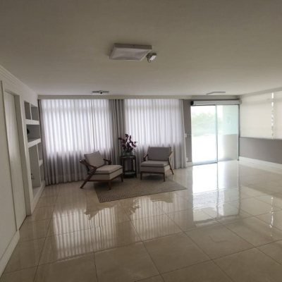 Apartamentos com 226m², 4 quartos, 1 suíte, 2 garagens, no bairro Agronômica em Florianópolis