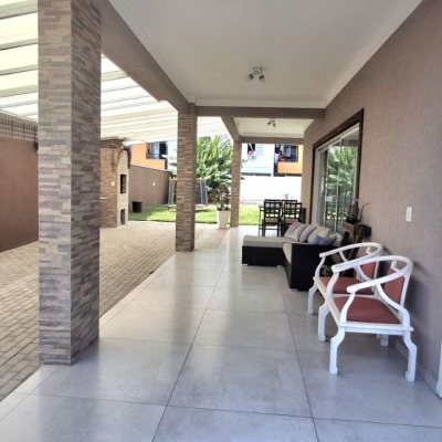 Casa Residencial com 257m², 6 quartos, 2 suítes, 2 garagens, no bairro Ingleses em Florianópolis