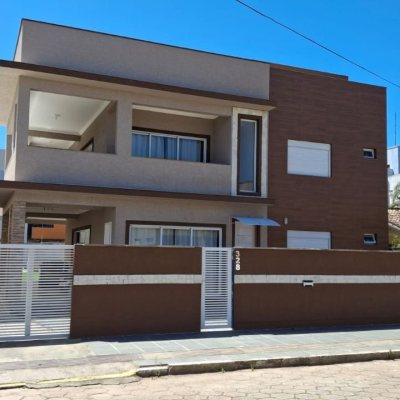 Casa Residencial com 257m², 6 quartos, 2 suítes, 2 garagens, no bairro Ingleses em Florianópolis