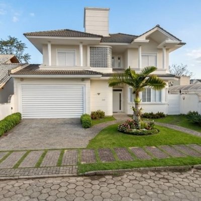 Casa Residencial com 286m², 3 quartos (sendo 3 suítes), 2 garagens, no bairro Jurerê em Florianópolis